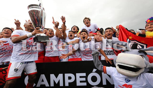 La entrega del trofeo fue lo más esperado por los jugadores del Cienciano.