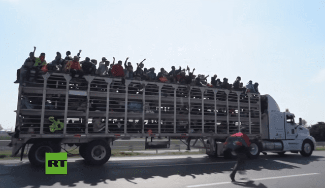 En camiones y enjaulados, así se desplaza la caravana de migrantes rumbo a EEUU [VIDEO]