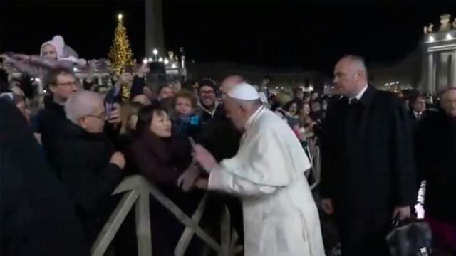Papa Francisco reprendió a mujer que lo agarró violentamente durante paseo en plaza San Pedro. Foto: Captura