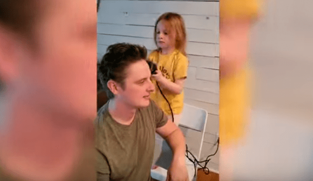 Desliza las imágenes para conocer la nueva apariencia de un padre al dejarse cortar el cabello por su menor hija.
