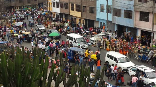 #YoDenuncio: invasión de comerciantes no permite tránsito de personas