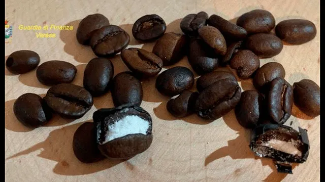 Los granos con droga eran introducidos en sobres de café. Foto: Guarda di Finanza Varese.