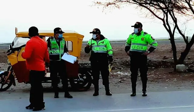 Los policía llegaron hasta el lugar del accidente para detener al conductor de la motocicleta.