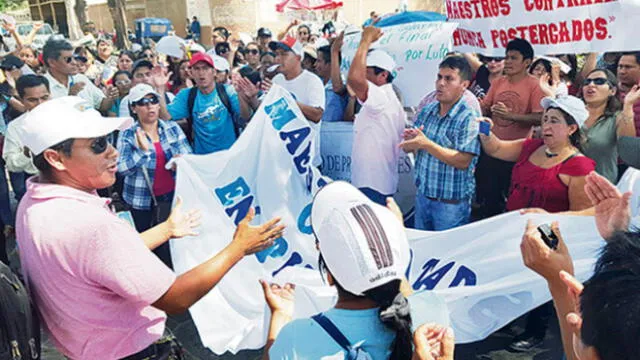 Administrativos de Ugel Mariscal Nieto en Moquegua protestan con plantón