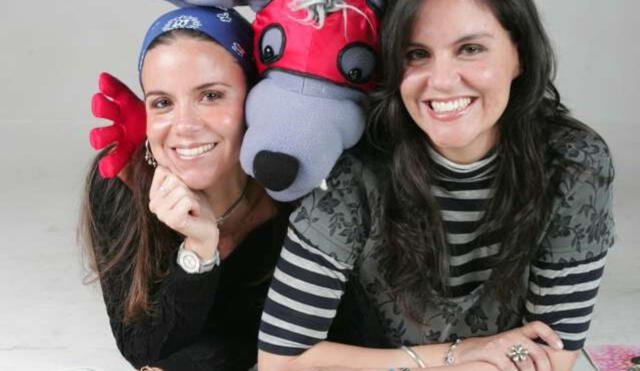 Las hermanas escritoras Las  hermanas Claudia y Andrea Paz con el perro peruano "Chimoc".