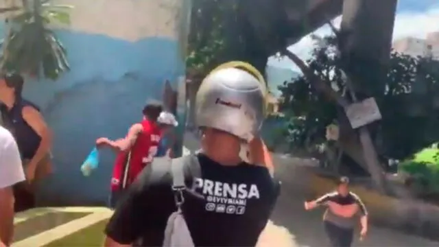 Ciudadanos del barrio El Guarataro en Caracas esperaban a Guaidó. Foto: captura de video.