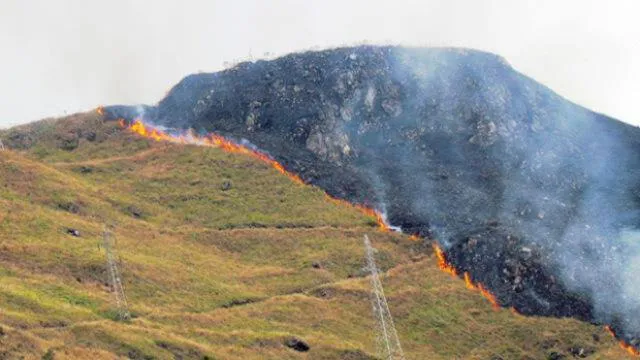 El fuego en el Cerro Calavera aún no se logra controlar desde el viernes. Foto: Sernanp.