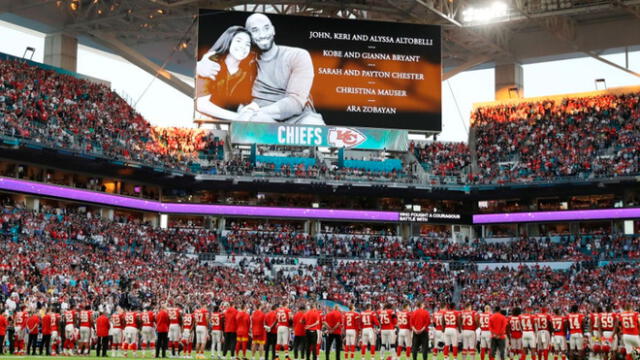 Kobe Bryant recibe homenaje en el Super Bowl.