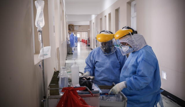 PACIENTES COVID 19 AREA DE ALTO FLUJO DEL HOSPITAL HONORIO DELGADO DE AREQUIPA 