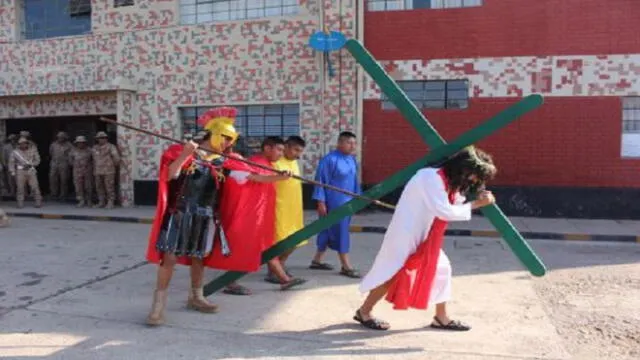 Semana Santa: miembros del Ejército recrearon el Vía Crucis en Puno
