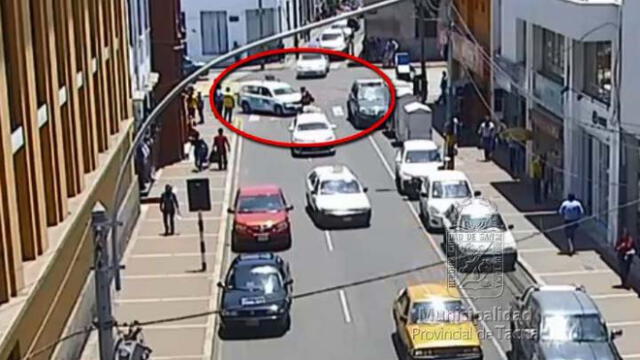 Tacna: Cámaras de seguridad graban como taxi casi pasa encima de mujer [VIDEO]