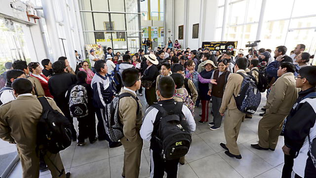 Apafas se movilizan para que docentes vuelvan a clases en Arequipa