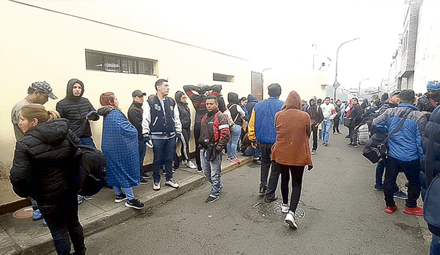 Larga espera. Venezolanos pidieron ampliación de la fecha.