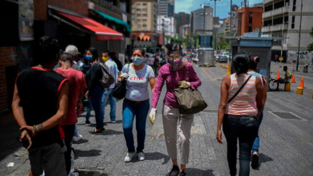 Personas caminan en el Boulevard de Sabana Grande, Caracas, en medio del coronavirus. Foto: AFP.
