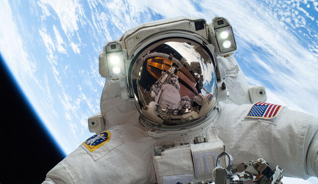 ¿Por qué los astronautas crecen en el espacio?
