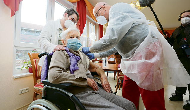 Seguridad. El doctor Bernhard Ellendt suministró una dosis de la vacuna a Edith Kwoizalla. Foto: AFP