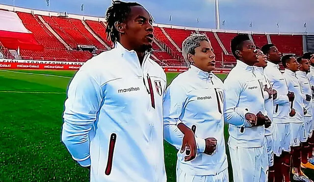 Jugadores de la selección peruana entrelazaron sus brazos al momento de cantar el Himno Nacional. Foto: Captura de América TV