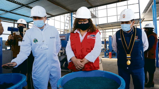 visita. Ministra del Ambiente acudió a las instalaciones de la planta de reciclaje de Yanahuara.