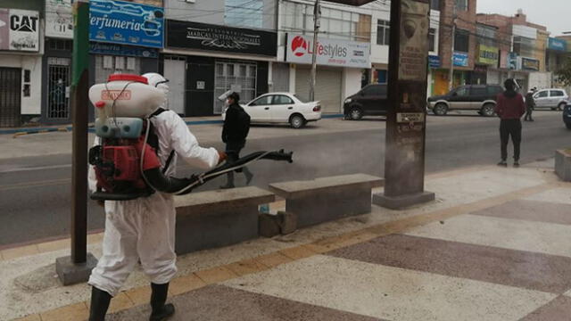 Tres equipos se encargan de desinfectar calles, mercados, bancos y otros establecimientos en Tacna donde se concentran gran cantidad de personas.