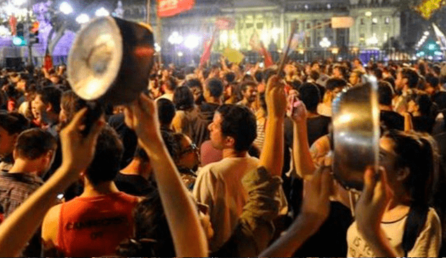 Ciudadanos chilenos se manifiestan de manera pacífica en contra del gobierno de Sebastián Piñera.