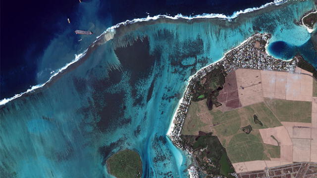 Vista aérea del barco encallado cerca a la costa de la isla de Mauricio. Foto: AFP.