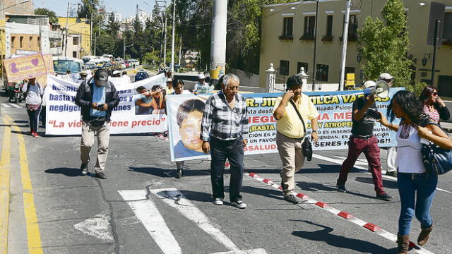 Pacientes marchan contra maltratos y negligencias  en EsSalud 