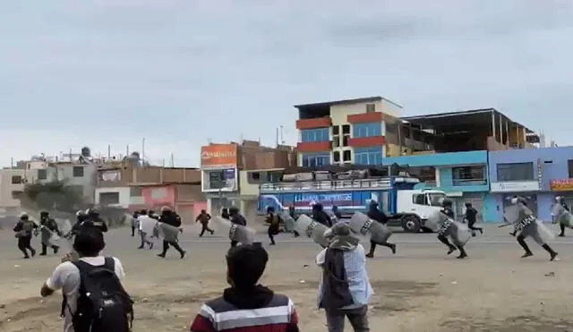 Policía inició la liberación de la carretera en La Libertad. Foto: Periodismo ciudadano.