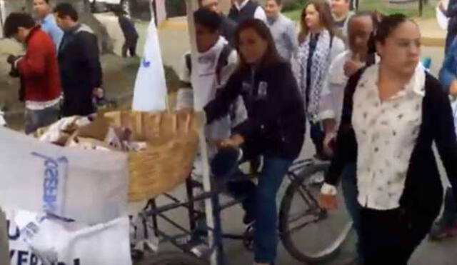 YouTube: Política mexicana reparte panes sobre un triciclo durante su último día de campaña 