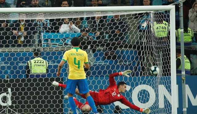 CON LO JUSTO. El tiro de Marquinhos entra con angustia. Al final, Brasil ganó.