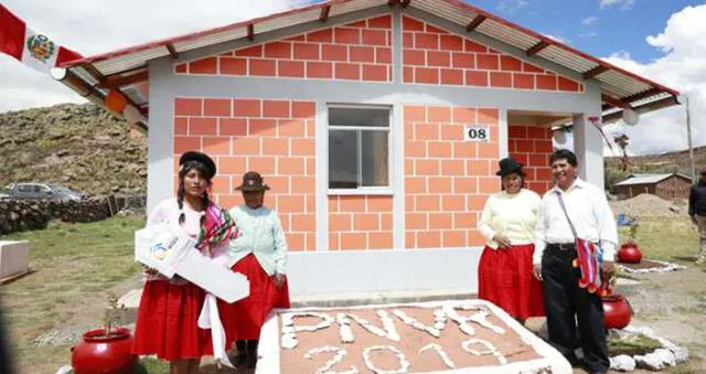 Gobierno entrega viviendas térmicas para enfrentar heladas en Puno.