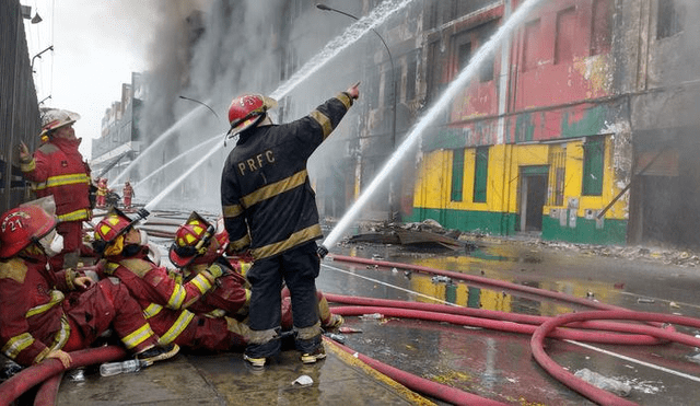 Deudos de bomberos declarados héroes recibirán compensación económica [VIDEO]