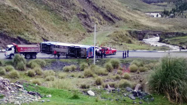 Un muerto y más de 20 heridos dejó la volcadura de un bus en la sierra de Áncash