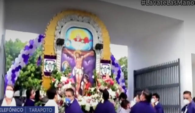 Procesión del Señor de los Milagros fue organizada por la Iglesia Católica en Tarapoto. Foto: captura de América