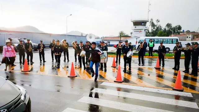 Cajamarca: Policía recibe a los turistas que participarán del Carnaval 2018 [VIDEO]