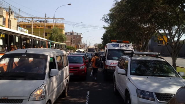 Surco: congestión vehicular causa molestia en ciudadanos 