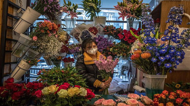A pesar del coronavirus, floristerías abrieron este Día de San Valentín. Foto: EFE