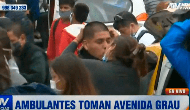 La pareja fue captada besándose apasionadamente en La Victoria. Foto: Captura