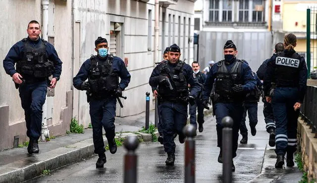 Agentes de la Policía francesa se apresura a acudir al lugar de los hechos después de que se produjeran heridos. Foto: AFP