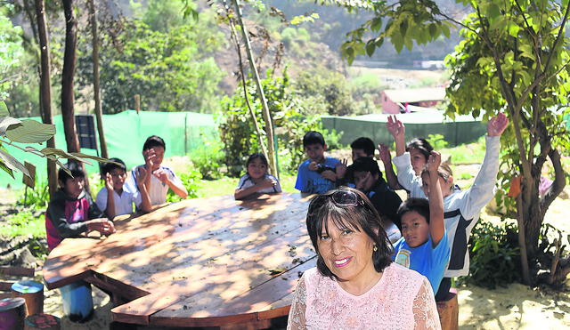 Día del maestro en colegio Francisco Bolognesi en Santa, Eulalia Cabo Blanco. Profesora Bertha
