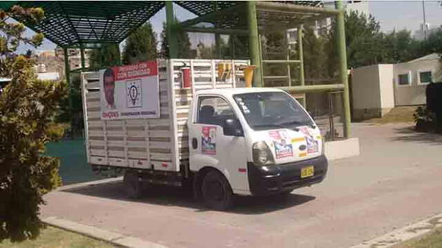 Investigarán presencia de vehículo con propaganda de Ísmodes en local de municipio de Arequipa