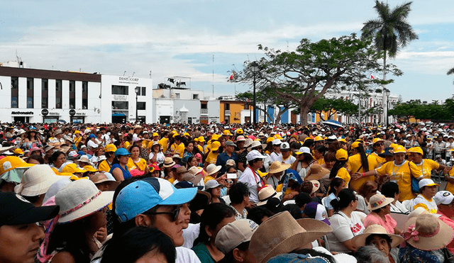 Papa Francisco en Trujillo: gente pugna por ingresar a Plaza de Armas [VIDEO]