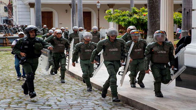 El pasado 5 de enero militares venezolanos evitaron que Juan Guaidó y la mayoría de diputados opositores ingresaran al Parlamento. Foto: EFE