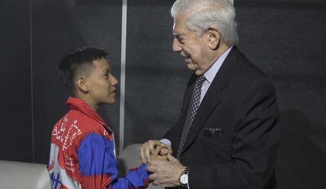 saludos. Mario Vargas Llosa recibe al niño Colber Ríos Ríos, quien vino de la región San Martín para reunirse con el nobel.