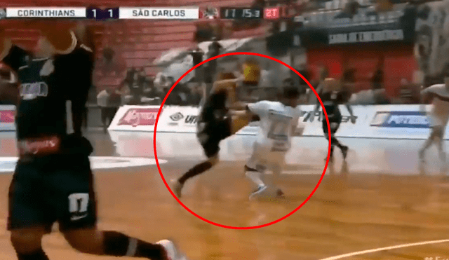 La liga nacional de Futsal en Brasil fue testigo de una terrible agresión de un jugador que intentaba quitarle el balón a su rival. Mira las impactantes imágenes, también, por el portal de YouTube.