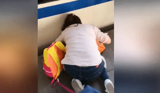 YouTube: se distrae con teléfono y su hija casi muere en los rieles de tren [VIDEO]