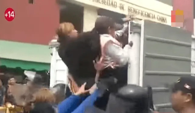 Trujillo: Mujeres ambulantes se enfrentan con palos a serenos [VIDEO]