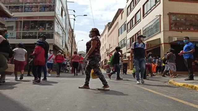 Ambulantes abarrotan Mesa Redonda. Créditos: URPI-GLR