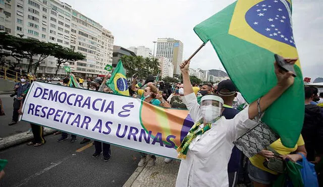 Simpatizantes de Bolsonaro realizaron una marcha a favor del presidente este domingo en la playa de Copacabana en Río. Foto: EFE