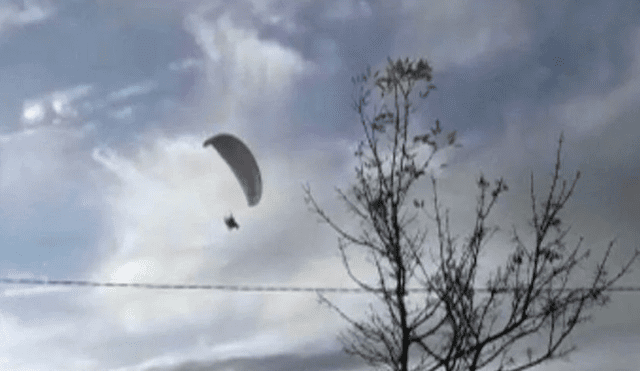 Hombre de 68 años fue detenido por violar el aislamiento para practicar parapente. Foto: Captura