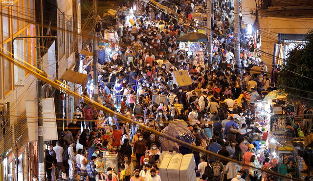 Lima es noticia en medios internacional ante la gran cantidad de personas en los conglomerados comerciales durante la pandemia de COVID-19. Foto: EFE